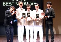 DVD出荷枚数1万枚を達成したグランジと、イベントのMCを務めた博多華丸・大吉（両端）。