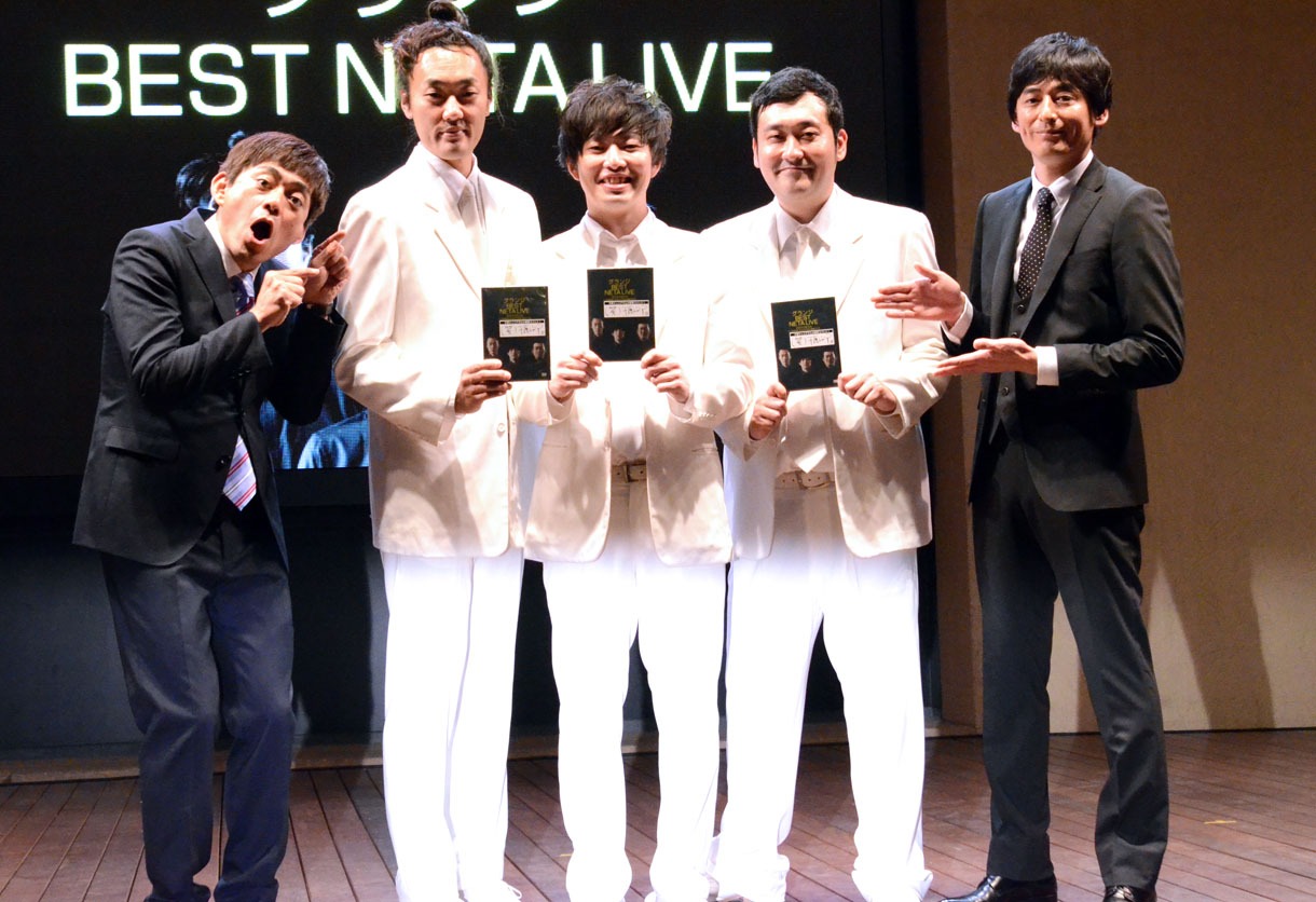 DVD出荷枚数1万枚を達成したグランジと、イベントのMCを務めた博多華丸・大吉（両端）。