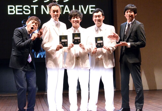 DVD出荷枚数1万枚を達成したグランジと、イベントのMCを務めた博多華丸・大吉（両端）。