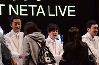 握手会の様子。グランジを応援する多数のファンが列をなした。