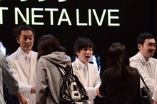 握手会の様子。グランジを応援する多数のファンが列をなした。