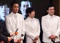 囲み取材に応じるグランジ。