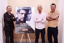 日本語吹き替えに初挑戦したバイきんぐと、声優指導を行った石塚運昇。