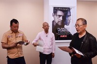 石塚運昇の指導を受けるバイきんぐ。