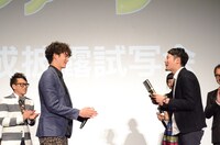 岡田をはじめとするキャストから藤井道人監督（右）に台本カバーがプレゼントされた。