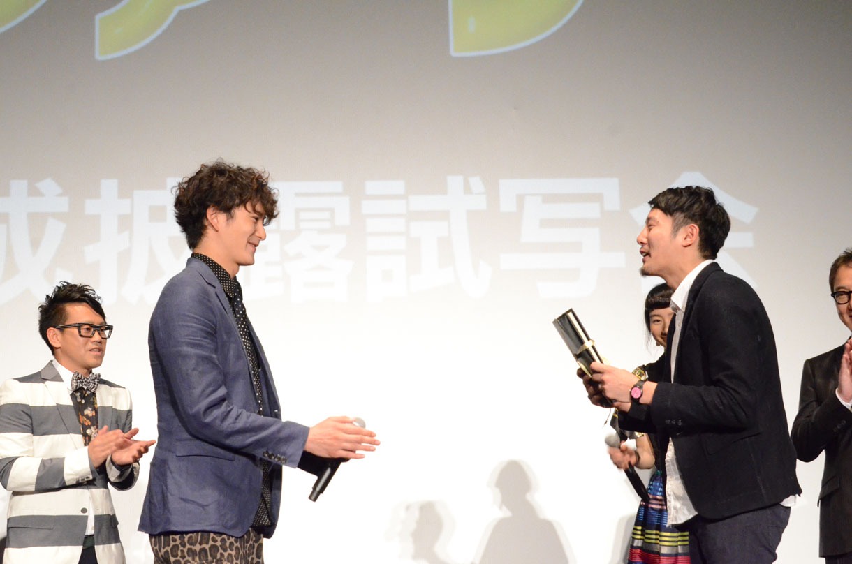 岡田をはじめとするキャストから藤井道人監督（右）に台本カバーがプレゼントされた。