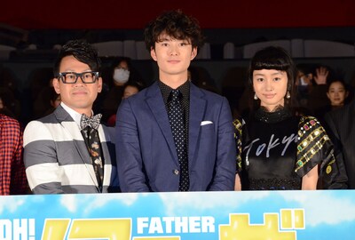 映画「オー！ファーザー」キャストの宮川大輔、岡田将生、忽那汐里（左から）。