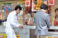 宝くじを購入するNON STYLE。