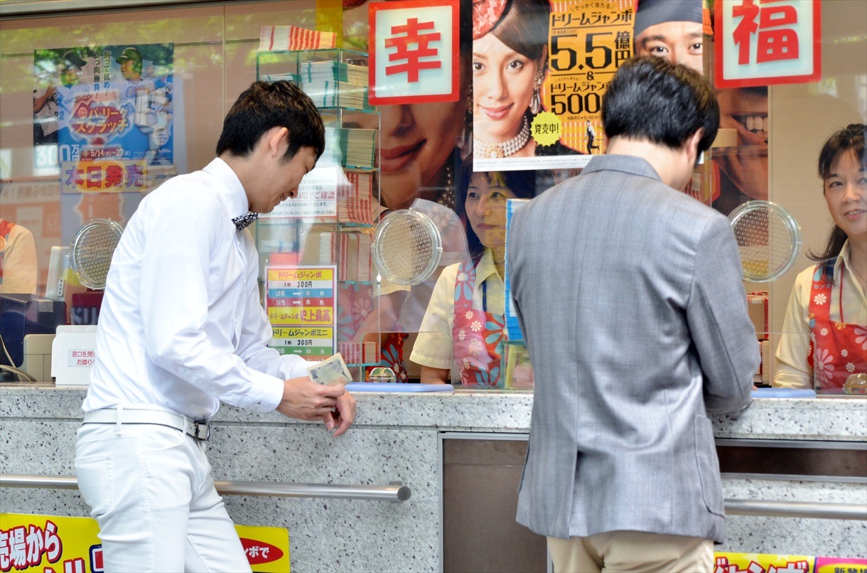 宝くじを購入するNON STYLE。