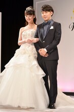 （左から）佐々木希、ピース綾部。