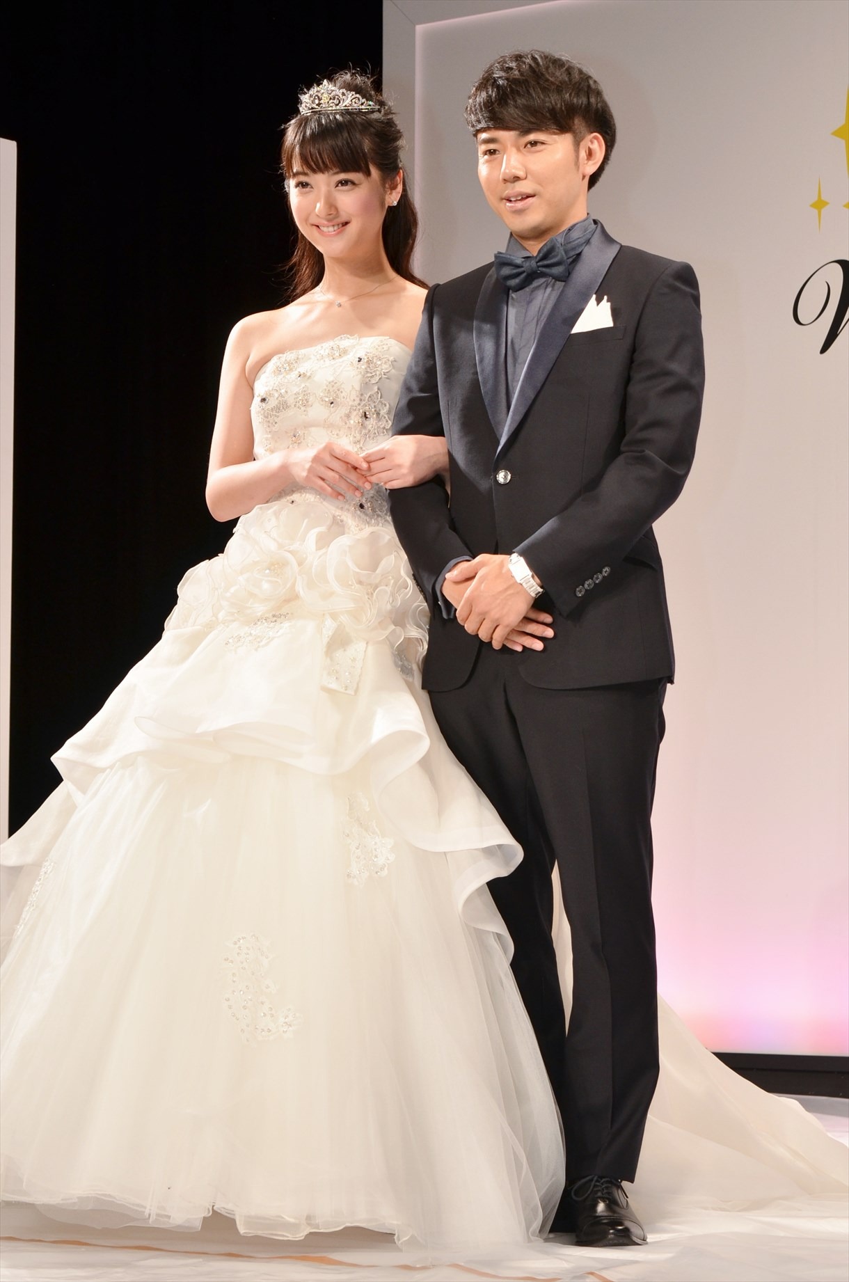 （左から）佐々木希、ピース綾部。