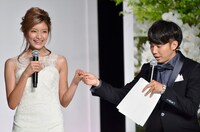 ローラ（左）をエスコートする、ピース綾部（右）。