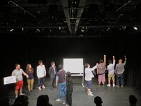 お題を見ないようにするときのじゅんぺいチームのポーズ。