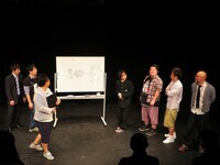 ゴリラとクリス松村が将棋をしているイラスト。