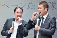 開発中の奈良銘菓を試食する笑い飯。