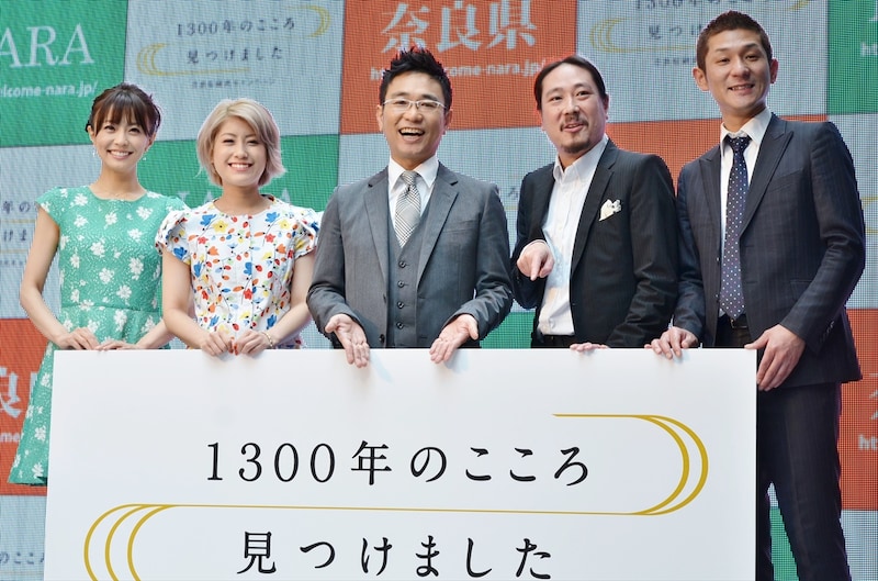 「平成26年度 奈良県観光キャンペーン 記者発表会」に登壇した（左から）小林麻耶、IMALU、八嶋智人、笑い飯。