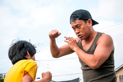 映画「オー！ファーザー」に父親役で出演する宮川大輔（右）。(c)2014吉本興業