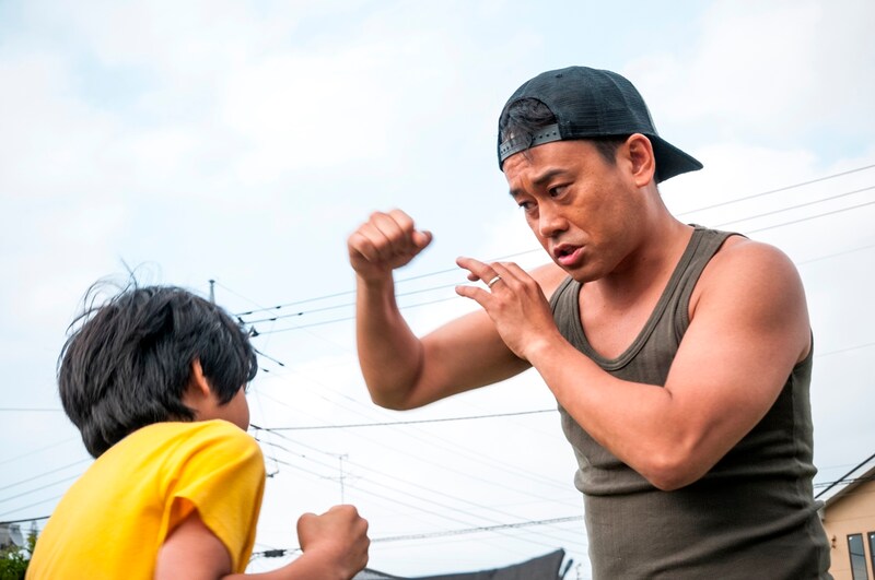 映画「オー！ファーザー」に父親役で出演する宮川大輔（右）。(c)2014吉本興業