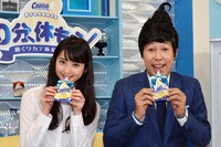 ネット生放送「クーリッシュプレゼンツ 10分、休もう！」に出演した小籔千豊（右）、佐々木希（左）。