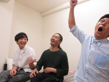 「ブンコー！」と叫ぶパンサー尾形（右）、菅（中央）、向井（左）。