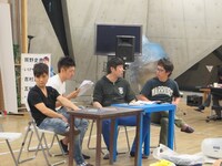 「田村亮一座実験公演『ぶちかまし太郎、走って逃げる。』」稽古の芸人たちの様子。