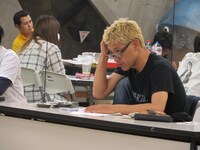 演出に頭を悩ませる亮。