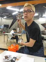 稽古で怒りの表情を見せるロンドンブーツ1号2号・田村亮。