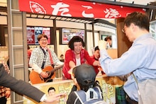 吉本新喜劇新座長就任記念の飴まきイベント。(c)吉本興業