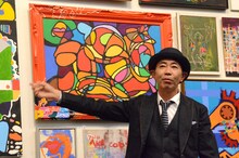 作品の解説をする木梨憲武。