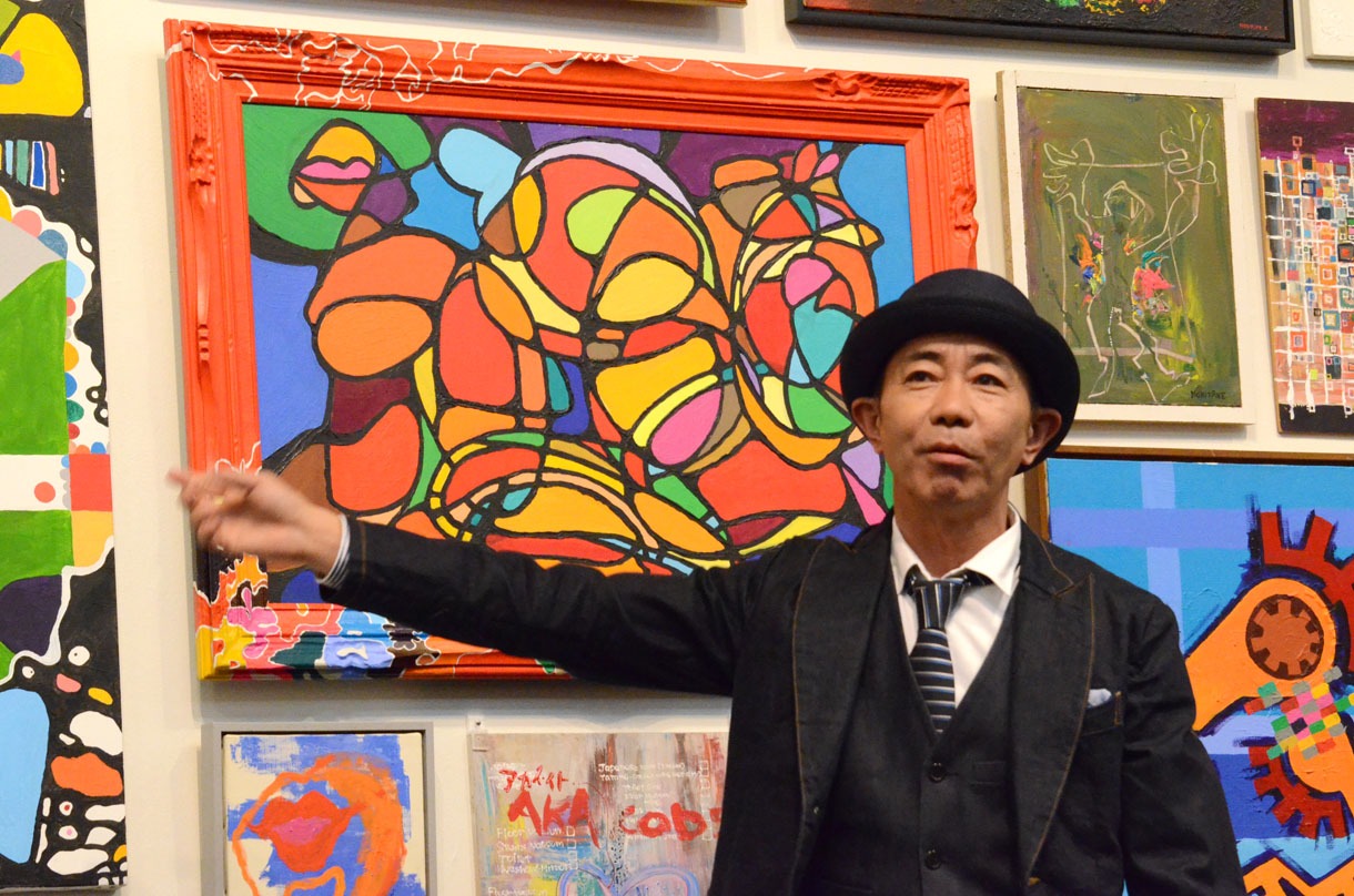 作品の解説をする木梨憲武。