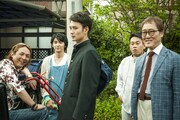 映画「オー!ファーザー」主演の岡田将生（中央）と、4人の父親達。