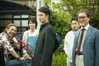 映画「オー!ファーザー」主演の岡田将生（中央）と、4人の父親達。
