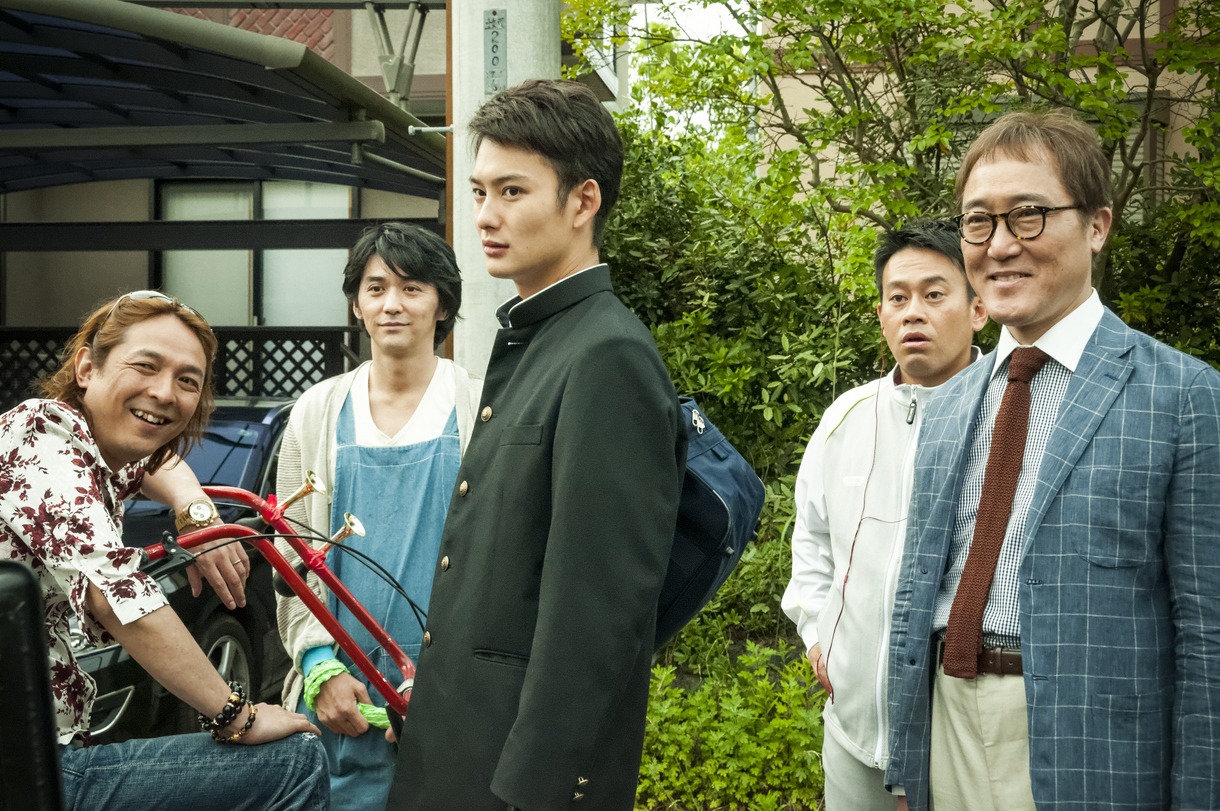 映画「オー!ファーザー」主演の岡田将生（中央）と、4人の父親達。