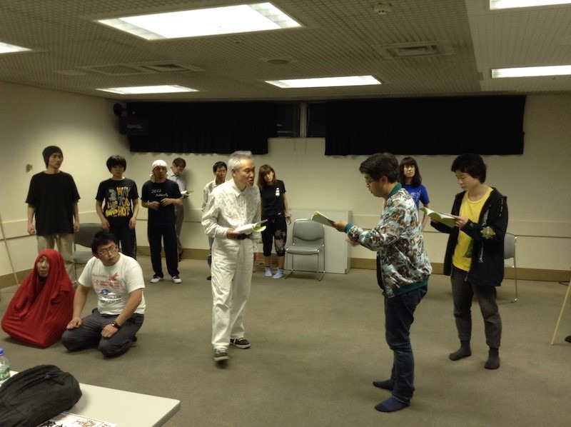 立川志らくが主宰する劇団下町ダニーローズの第16回公演「演劇らくご 芝浜」の稽古風景。