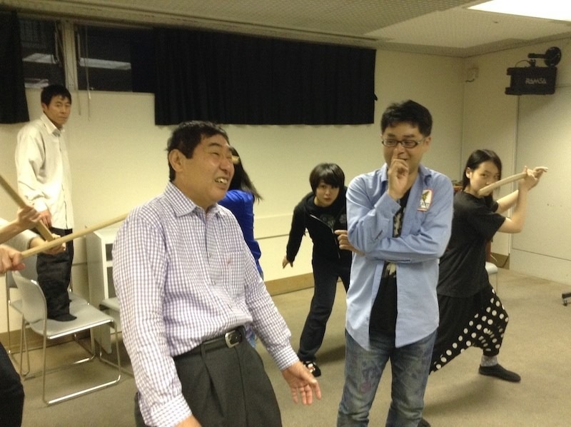 立川志らくが主宰する劇団下町ダニーローズの第16回公演「演劇らくご 芝浜」の稽古風景。