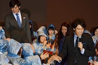 「ブループレミア試写会」の舞台挨拶のため、客席後方から姿を見せる出演者たち。