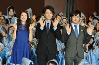 映画「青天の霹靂」の「ブループレミア試写会」に出演した（左から）柴咲コウ、大泉洋、劇団ひとり。