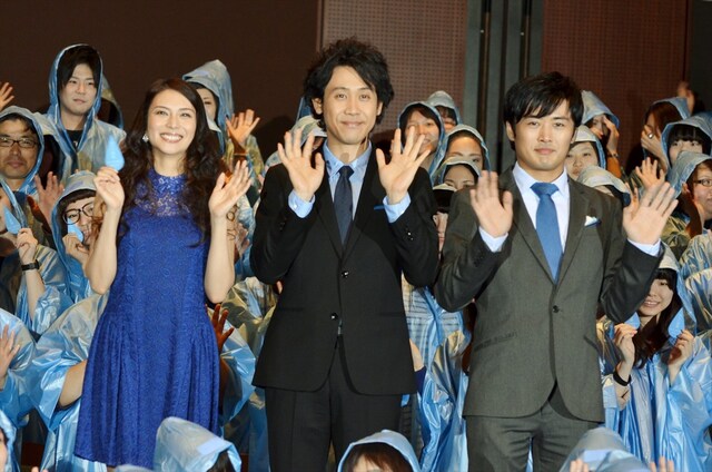 映画「青天の霹靂」の「ブループレミア試写会」に出演した（左から）柴咲コウ、大泉洋、劇団ひとり。