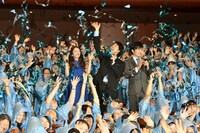 「ブループレミア試写会」で、場内に青いテープが降り注いだ瞬間。