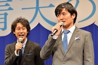 劇団ひとり（右）と、大泉洋（左）。