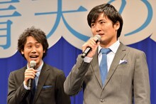 劇団ひとり（右）と、大泉洋（左）。