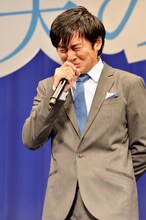 泣き芸を披露する劇団ひとり。