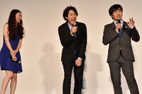 ユナイテッド・シネマ豊洲の舞台挨拶で、客席からの質問に答える（左から）柴咲コウ、大泉洋、劇団ひとり。