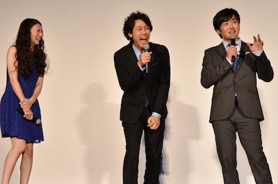 ユナイテッド・シネマ豊洲の舞台挨拶で、客席からの質問に答える（左から）柴咲コウ、大泉洋、劇団ひとり。