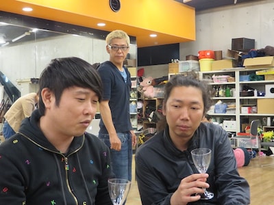 「田村亮一座実験公演『ぶちかまし太郎、走って逃げる。』」に出演するギンナナ金成（左）とマンボウやしろ（右）。