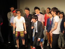 「バカにしてる」と周囲からツッコまれたジンカーズのジェスチャーを本人の前で披露する浜村。