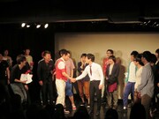 お見合いトマトを成功させ握手を交わすエルシャラカーニ。