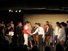 お見合いトマトを成功させ握手を交わすエルシャラカーニ。