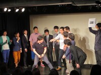 三四郎のジェスチャーをする和賀。