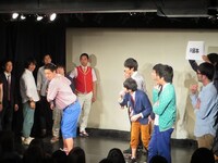 R藤本のジェスチャーをするS×L加藤。